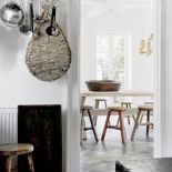 Widok na czterometrowy, drewniany stół.