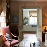 Widok na kuchnię. Francuski styl na belgijskiej wsi