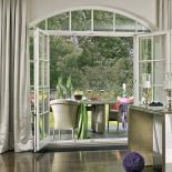 Widok na taras. Dyskretny przepych rezydencji