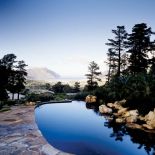 Widok na wybrzeżeo oceanu. Ranczo w dolinie