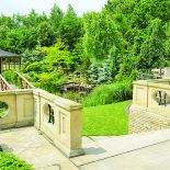 Widok z tarasu. Zieleń, kamień i woda