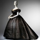 Wieczorowa suknia z jedwabnej mory z koronką, 1861 r.