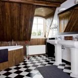 Wiejska balia w pałacu. Prostą wannę obłożono zwykłymi deskami.