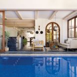 Większość drzwi na parterze rozsuwa się, tak jak te w jadalni. Wystarczą dwa kroki, by urządzić sjestę na basenie.