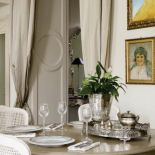 Większość mebli - jak ten stół - pochodzi z włoskich targów staroci. Przemalowane przeżywają drugą młodość.