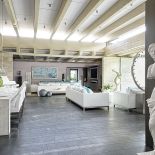 Większość mebli to dzieło Filipa Pleina, młodego monachijskiego dizajnera.