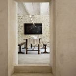 Większość mebli zrobił miejscowy stolarz, pan Francois, np. długi drewniany stół.