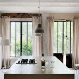 Większość mebli zrobił miejscowy stolarz, pan Francois, np. długi drewniany stół.