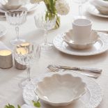 Wielkanocne dekoracje stołu w bieli