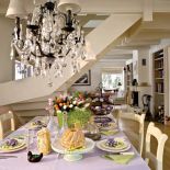 Wielkanocny stół z dekoracjami we francuskim stylu.