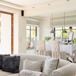 Wielki stół przy którym spotyka sie cała rodzina.