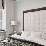 Wielkie łóżko z zagłówkiem typowe dla stylu francuskiego.