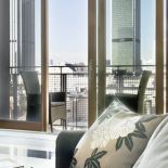 Wielkie przesuwane okna wpuszczają do sypialni, salonu, a nawet łazienki mnóstwo naturalnego światła. Latem okna