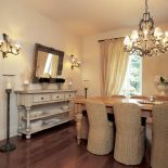 Wiklinowe krzesła świetnie się komponują z drewnianym stołem.