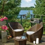 Wiklinowe meble sprawdzą się na zadaszonych balkonach.