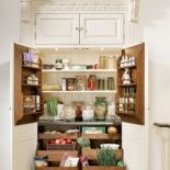 Wiktoriańska spiżarka z wysuwanymi szufladami, relingami i granitowym blatem. FABRYKA WNĘTRZ