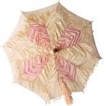 Wiktoriańska, suto marszczona parasolka z 1870 roku, z kolekcji Gary ego Durow/fot. Steve Dean