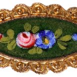 Wiktoriański guzik zdobiony kwiatami, fot. Shutterstock.com