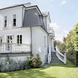 Willa jest imponująca, czterokondygnacyjna, z efektowną klatką schodową.