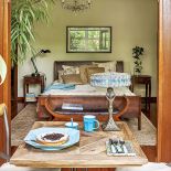 Willa pełna zieleni, indygo i granatu