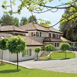 Willa spływa tarasami z pagórka otoczonego przez sosny.