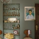 Teresa śmieje się, że ma naturę sroki – lubi zbierać rzeczy. Interesują ją stare srebro, szkło i porcelana, które wystawia w różnych miejscach domu.