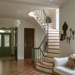 spiralne schody w domu z duszą