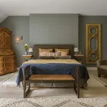 sypialnia z charakterem pełna sztuki i rzemiosła