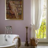 różowa łazienka z wanną