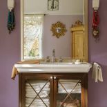 eklektyczna różowa łazienka