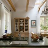 kuchnia z drewnianymi belkami sufitowymi