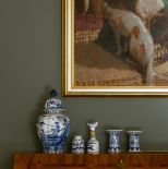 meble i dekoracje z różnych epok w salonie