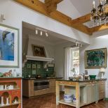 kuchnia zielona z drewnem rustykalna