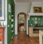 kuchnia butelkowa zieleń i drewno