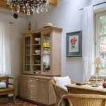 kuchnia z drewnem i belkami sufitowymi