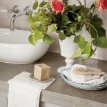 W półcieniu koronkowych zadaszeń, otuleni zapachem kwiatów i rozłożeni na wiklinowych siedziskach. Tak wypoczywają mieszkańcy