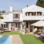 W półcieniu koronkowych zadaszeń, otuleni zapachem kwiatów i rozłożeni na wiklinowych siedziskach. Tak wypoczywają mieszkańcy