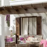 W półcieniu koronkowych zadaszeń, otuleni zapachem kwiatów i rozłożeni na wiklinowych siedziskach. Tak wypoczywają mieszkańcy