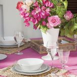 W półcieniu koronkowych zadaszeń, otuleni zapachem kwiatów i rozłożeni na wiklinowych siedziskach. Tak wypoczywają mieszkańcy