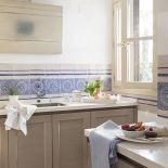 Nowoczesność w tym domu miesza się z tradycją. Do prostych mebli kuchennych dla kontrastu dobrano