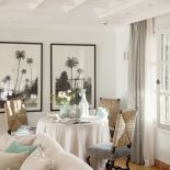 W półcieniu koronkowych zadaszeń, otuleni zapachem kwiatów i rozłożeni na wiklinowych siedziskach. Tak wypoczywają mieszkańcy