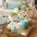 W półcieniu koronkowych zadaszeń, otuleni zapachem kwiatów i rozłożeni na wiklinowych siedziskach. Tak wypoczywają mieszkańcy