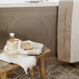 W półcieniu koronkowych zadaszeń, otuleni zapachem kwiatów i rozłożeni na wiklinowych siedziskach. Tak wypoczywają mieszkańcy