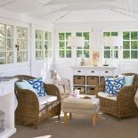 wiklinowe fotele na werandzie