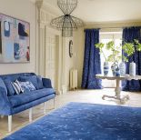 Salon urządzony w eleganckich odcieniach niebieskiego.