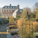 Winfield House otoczony zimowym ogrodem.