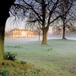 Winfield House otoczony zimowym ogrodem.