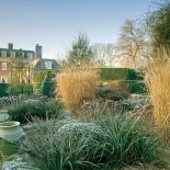 Winfield House otoczony zimowym ogrodem.