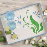 Wiosenny wzór umili podwieczorek w ogrodzie.