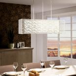 Wisząca lampa Erno firmy Massive z roślinnym nadrukiem kosztuje 409 zł. ELEKTROMAG